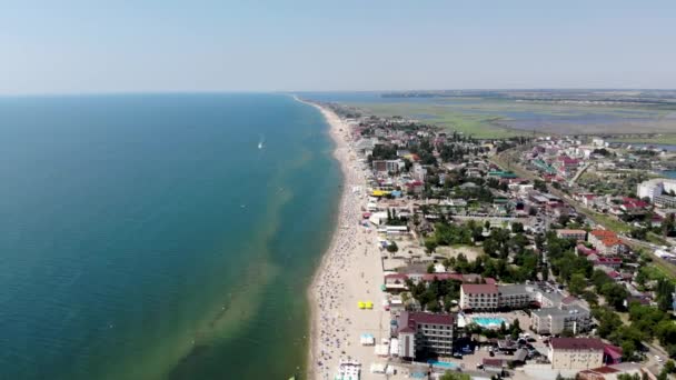 Drönare Utsikt Över Zatoka Odessa Folk Vilar Sandstrand Nära Havet — Stockvideo