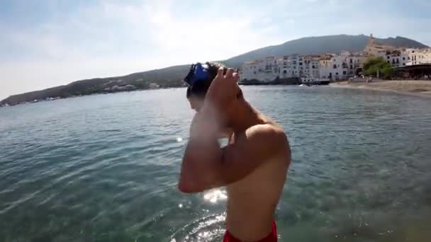 Guy Goes Sea Mediterranean Beach Cadaqus Spain Guy Puts Mask — Stock Video