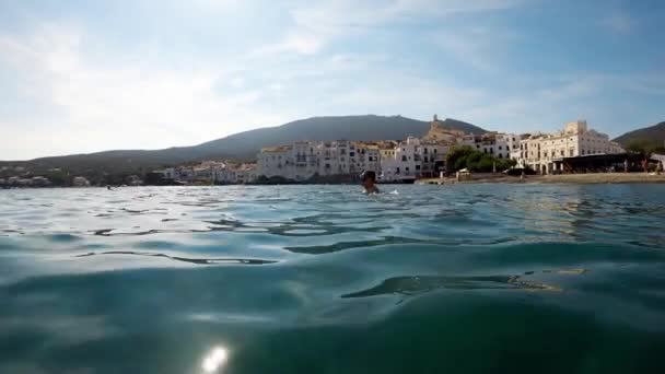 Ragazzo Nuota Sott Acqua Nel Mar Mediterraneo Senza Attrezzature Speciali — Video Stock