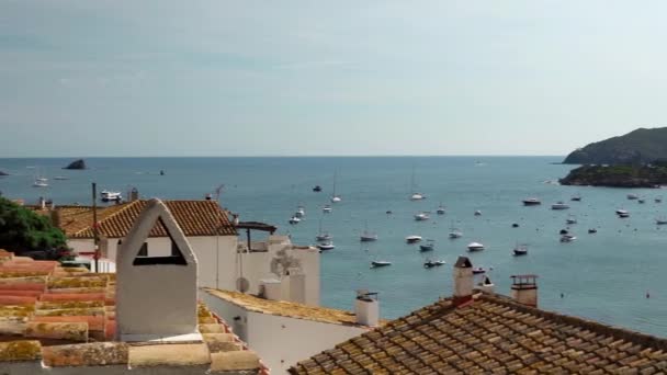 スペインのパノラマの海の景色カダックススペインのウォーターフロントにある漁船とクルーズボート スペインのカダックスの沿岸都市 スペインの地中海に係留ボート ホワイトハウス — ストック動画
