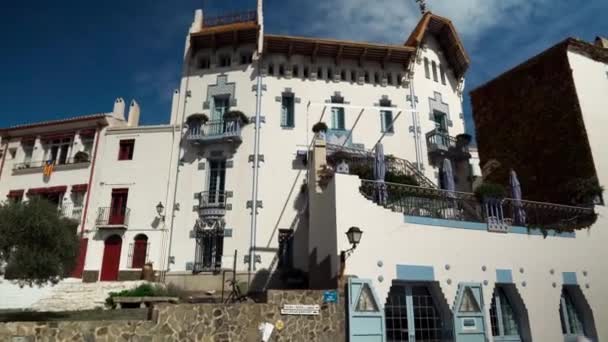 Kuststad Cadaqus Spanje Stadsstraat Met Terrasjes Restaurants Het Centrum Van — Stockvideo