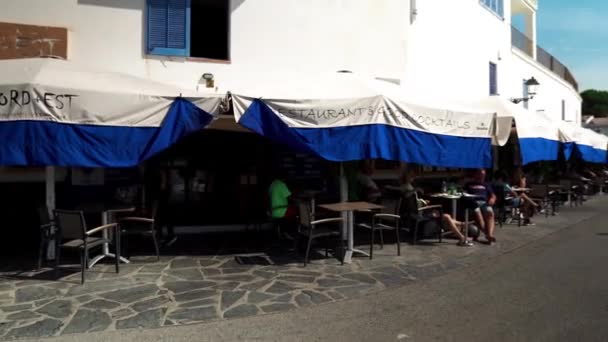 西班牙沿海城市卡达克斯 城市街道上有室外咖啡馆和餐馆 卡达克斯市中心 在西班牙 人们在一家餐馆的夏季露台上休息 — 图库视频影像