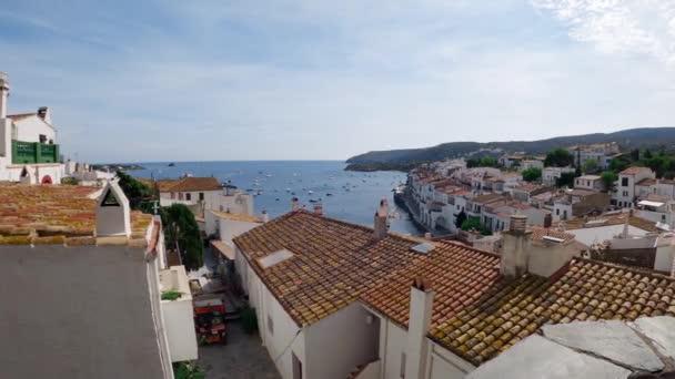 西班牙全景海景 西班牙卡达克斯海滨的渔船和游轮 西班牙沿海城市卡达克斯 在西班牙地中海的系泊船 — 图库视频影像