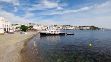 Kadavra 'daki Platja Gran ve Esportal plajlarının panoramik manzarası. Kadavra İspanya 'nın rıhtımında balıkçı tekneleri. İspanya 'nın Kadavra kıyı kenti. Akdeniz' de demirli tekneler.