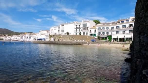 Pianc Παραλία Στην Ισπανία Cadaqus Ψάρεμα Και Κρουαζιερόπλοια Στην Προκυμαία — Αρχείο Βίντεο