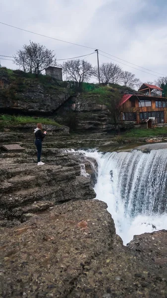 Karadağ 'ın başkenti Podgorica yakınlarındaki Niagara Şelalesi. Karadağ 'ın simgesi. Prokletie Ulusal Parkı 'ndan Skadar Gölü' ne akan Tsievna Nehri 'ndeki Niagara Şelalesi. Su taşa vurur