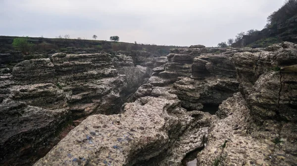 Karadağ 'ın başkenti Podgorica yakınlarındaki Niagara Şelalesi. Karadağ 'ın simgesi. Prokletie Ulusal Parkı 'ndan Skadar Gölü' ne akan Tsievna Nehri 'ndeki Niagara Şelalesi. Su taşa vurur
