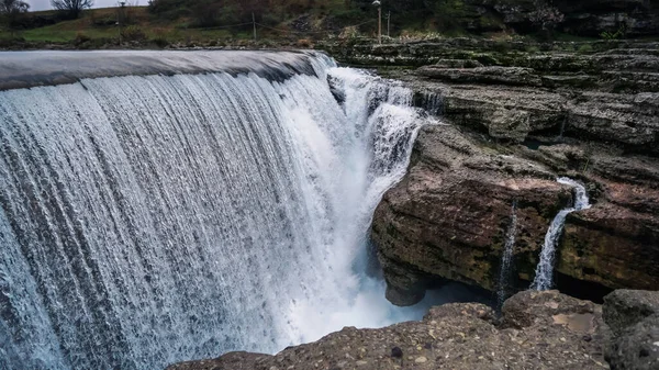 Karadağ 'ın başkenti Podgorica yakınlarındaki Niagara Şelalesi. Karadağ 'ın simgesi. Prokletie Ulusal Parkı 'ndan Skadar Gölü' ne akan Tsievna Nehri 'ndeki Niagara Şelalesi. Su taşa vurur