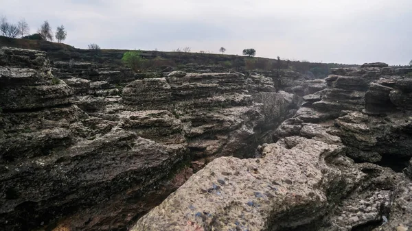 Karadağ 'ın başkenti Podgorica yakınlarındaki Niagara Şelalesi. Karadağ 'ın simgesi. Prokletie Ulusal Parkı 'ndan Skadar Gölü' ne akan Tsievna Nehri 'ndeki Niagara Şelalesi. Su taşa vurur