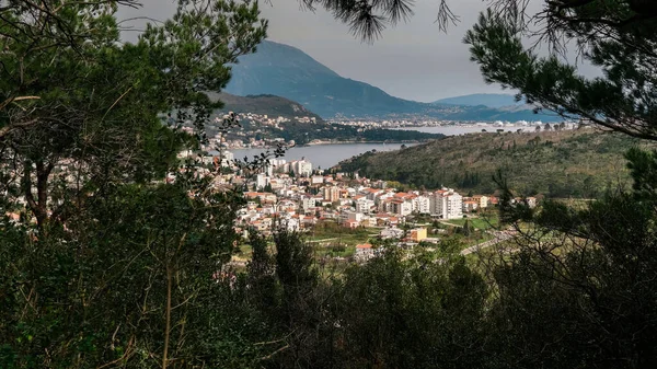 Dağlarda yürüyüş. Karadağ 'daki Sutomore dağlarının manzarası. Adriyatik Denizi manzarası. Dağ manzarası. Denize yakın bir tatil köyü. Karadağ 'ın dağlarında dinlenin. 