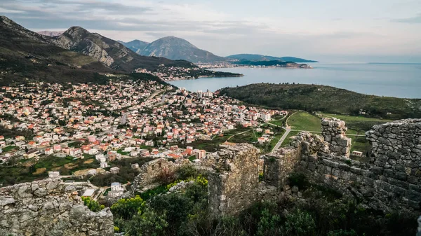 Karadağ kıyısındaki ortaçağ kalesi. Karadağ 'daki Sutomore dağlarının manzarası. Harap olmuş Haj-Neha.Karadağ 'daki Kale. Adriyatik Denizi manzarası.