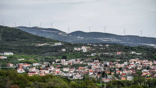 Mozure Montenegro 'da rüzgâr tarlaları. Bar Montenegro yakınlarındaki küçük bir köy. Temiz enerji, rüzgar çiftliği. Rüzgar türbinleri. Yenilenebilir enerji kaynağı. Şehir manzarası Dobra Voda Montenegro 