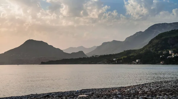 Bar Montenegro 'da dağ manzaralı gün batımı. Baraj seti. Karadağ 'daki yeşil dağlar ve deniz manzarası. Tatil köyü. Deniz kenarındaki sahilde dinleniyor. Banyo mevsimi. Tatil sezonu