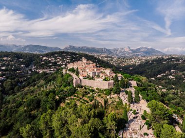 Saint-Paul-de-Vence 'den İHA atışı. Fransa 'nın güneyindeki ortaçağ güçlendirilmiş köy. Köyün dar resimli caddeleri. 16.-18. yüzyılın taş cepheleri. Yeşil Tepeler. Şapel