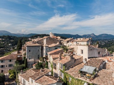 Saint-Paul-de-Vence 'den İHA atışı. Fransa 'nın güneyindeki ortaçağ güçlendirilmiş köy. Köyün dar resimli caddeleri. 16.-18. yüzyılın taş cepheleri. Yeşil Tepeler. Şapel