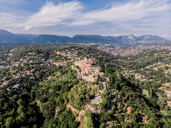 Saint-Paul-de-Vence 'den İHA atışı. Fransa 'nın güneyindeki ortaçağ güçlendirilmiş köy. Köyün dar resimli caddeleri. 16.-18. yüzyılın taş cepheleri. Yeşil Tepeler. Şapel
