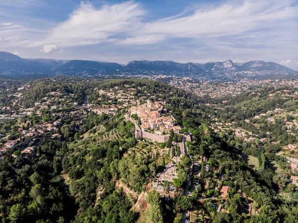 Saint-Paul-de-Vence 'den İHA atışı. Fransa 'nın güneyindeki ortaçağ güçlendirilmiş köy. Köyün dar resimli caddeleri. 16.-18. yüzyılın taş cepheleri. Yeşil Tepeler. Şapel