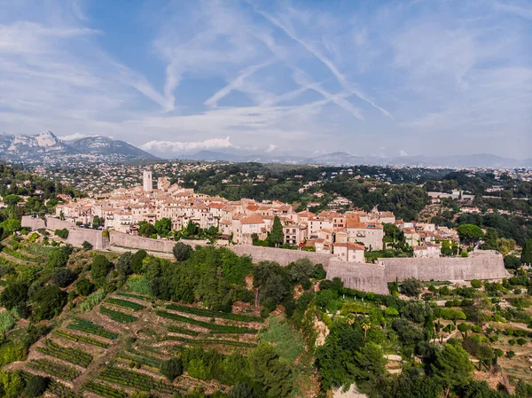 Saint-Paul-de-Vence 'den İHA atışı. Fransa 'nın güneyindeki ortaçağ güçlendirilmiş köy. Köyün dar resimli caddeleri. 16.-18. yüzyılın taş cepheleri. Yeşil Tepeler. Şapel