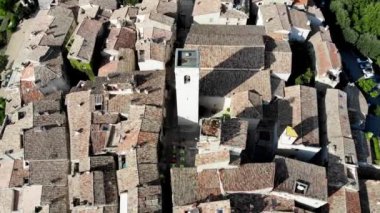 Saint-Paul-de-Vence 'den İHA atışı. Fransa 'nın güneyindeki ortaçağ güçlendirilmiş köy. Köyün dar resimli caddeleri. 16.-18. yüzyılın taş cepheleri. Yeşil Tepeler. Şapel