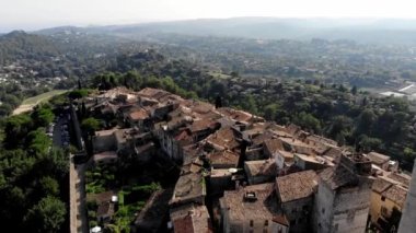 Saint-Paul-de-Vence 'den İHA atışı. Fransa 'nın güneyindeki ortaçağ güçlendirilmiş köy. Köyün dar resimli caddeleri. 16.-18. yüzyılın taş cepheleri. Yeşil Tepeler. Şapel