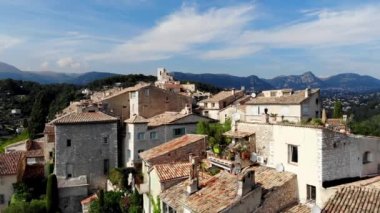 Saint-Paul-de-Vence 'den İHA atışı. Fransa 'nın güneyindeki ortaçağ güçlendirilmiş köy. Köyün dar resimli caddeleri. 16.-18. yüzyılın taş cepheleri. Yeşil Tepeler. Şapel