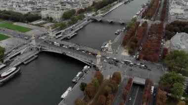 Paris 'te Les Invalides ile Champs Elysees arasında İHA' dan Seine nehri boyunca uzanan tek kemerli köprü.
