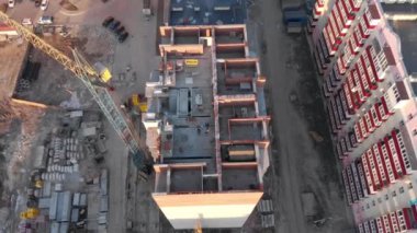 Endüstri mühendisliği. Bir vinç patlaması ya da inşaat alanında patlama. İnşaatçılar Kuzey Avrupa 'da bir ev inşa ediyorlar. Tuğladan yapılmış bir ev. Sanayi bölgesi. Döşeme levhaları