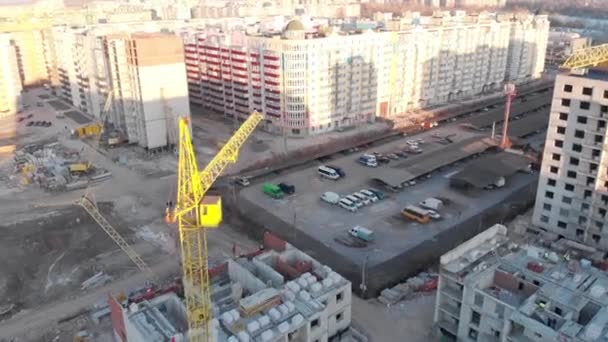 工業技術 建設現場でクレーンブームやブームのドローンショット ビルダーは北ヨーロッパに家を建設しています レンガ造りの住宅建築 工業地帯 — ストック動画