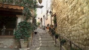 Saint-Paul-de-Vence 'in ortaçağ güçlendirilmiş köyü. Güney Fransa' da dar bir sokak. Dar bir sokakta hediyelik eşya dükkanları ve galeriler. Eski sokak