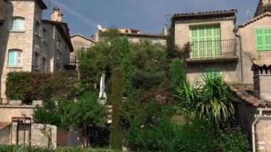 Saint-Paul-de-Vence 'in ortaçağ güçlendirilmiş köyü. Pencereler ve kapılar dekoratif süslemelerle süslenmiş. Ortaçağ kareleri. Saint-Paul-de-Vence 'de eski dar sokaklar. Sanat galerileri.