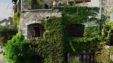 Saint-Paul-de-Vence 'in ortaçağ güçlendirilmiş köyü. Pencereler ve kapılar dekoratif süslemelerle süslenmiş. Ortaçağ kareleri. Saint-Paul-de-Vence 'de eski dar sokaklar. Sanat galerileri.