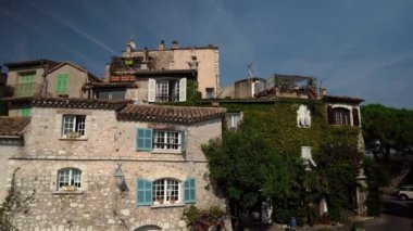Saint-Paul-de-Vence 'in ortaçağ güçlendirilmiş köyü. Pencereler ve kapılar dekoratif süslemelerle süslenmiş. Ortaçağ kareleri. Saint-Paul-de-Vence 'de eski dar sokaklar. Sanat galerileri.