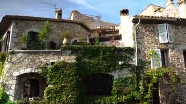 Saint-Paul-de-Vence 'in ortaçağ güçlendirilmiş köyü. Pencereler ve kapılar dekoratif süslemelerle süslenmiş. Ortaçağ kareleri. Saint-Paul-de-Vence 'de eski dar sokaklar. Sanat galerileri.