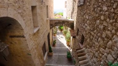 Saint-Paul-de-Vence 'in ortaçağ güçlendirilmiş köyü. Güney Fransa' da dar bir sokak. St. Paul de Vence 'de pencere ve kapılar dekoratif süslemelerle süslenmiş. Renkli eski cadde