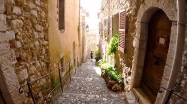 Saint Paul de Vence 'de dar bir sokakta genç bir adam fotoğraflandı. Bir grup arkadaş bir Fransız kasabasını geziyorlar. Ortaçağ köyü 