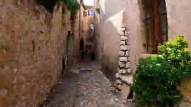 Saint-Paul-de-Vence 'in dar sokaklarının Fransa' nın güneyindeki videosu. Saint-Paul-de-Vence 'in ortaçağ güçlendirilmiş köyü. Renkli eski cadde
