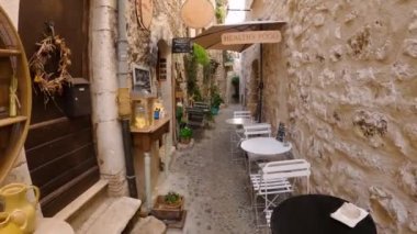 Saint-Paul-de-Vence 'in ortaçağ güçlendirilmiş köyü. Güney Fransa' da dar bir sokak. Saint Paul de Vence şehrinde Fransa 'nın güneyinde dar bir sokakta hediyelik eşya dükkanları ve galeriler.