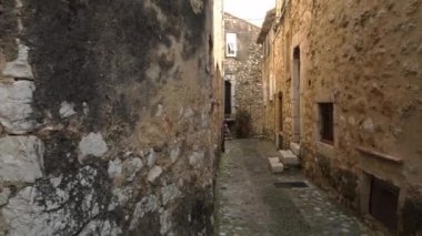 Saint-Paul-de-Vence 'in ortaçağ güçlendirilmiş köyü. Güney Fransa' da dar bir sokak. St. Paul de Vence 'de pencere ve kapılar dekoratif süslemelerle süslenmiş. Renkli eski cadde