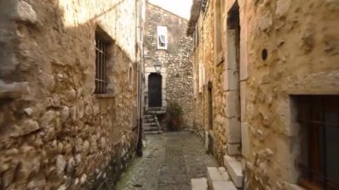 Saint-Paul-de-Vence 'in ortaçağ güçlendirilmiş köyü. Güney Fransa' da dar bir sokak. St. Paul de Vence 'de pencere ve kapılar dekoratif süslemelerle süslenmiş. Renkli eski cadde