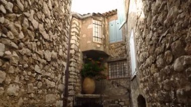 Saint-Paul-de-Vence 'in ortaçağ güçlendirilmiş köyü. Güney Fransa' da dar bir sokak. St. Paul de Vence 'de pencere ve kapılar dekoratif süslemelerle süslenmiş. Renkli eski cadde