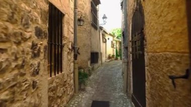 Saint-Paul-de-Vence 'in ortaçağ güçlendirilmiş köyü. Güney Fransa' da dar bir sokak. St. Paul de Vence 'de pencere ve kapılar dekoratif süslemelerle süslenmiş. Renkli eski cadde