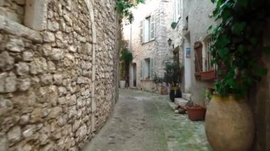 Saint-Paul-de-Vence 'in ortaçağ güçlendirilmiş köyü. Güney Fransa' da dar bir sokak. St. Paul de Vence 'de pencere ve kapılar dekoratif süslemelerle süslenmiş. Renkli eski cadde