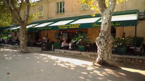 人々はサン ポール ヴェンスの夏のテラスのレストランで食べたり飲んだりします 中世のサン ポール ヴェンス村 フランス南部の町 — ストック動画