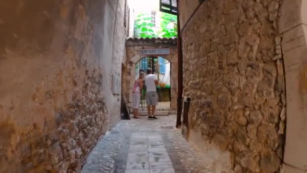 中世纪设防的圣保罗德文斯村 中世纪的正方形人们沿着圣保罗德文斯市一条狭窄的街道走着 法国南部 — 图库视频影像