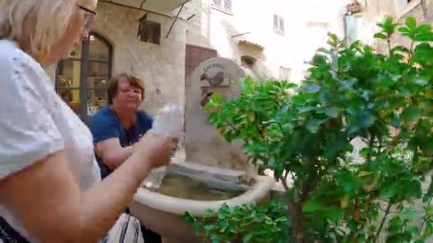 Μια Γυναίκα Γεμίζει Ένα Μπουκάλι Νερό Στην Παλιά Πόλη Του — Αρχείο Βίντεο