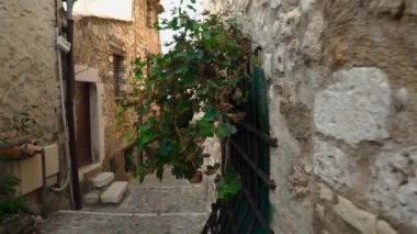 Saint-Paul-de-Vence 'in ortaçağ güçlendirilmiş köyü. Güney Fransa' da dar bir sokak. St. Paul de Vence 'de pencere ve kapılar dekoratif süslemelerle süslenmiş. Renkli eski cadde