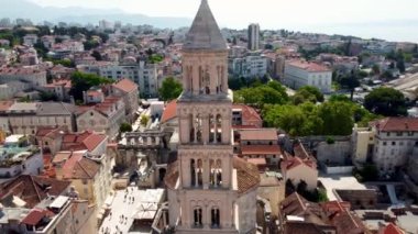 Hırvatistan 'ın Split kentindeki Katolik Katedrali' nin insansız hava aracı görüntüsü. Split Katedrali 'nin insansız hava aracı görüntüleri. Hırvatistan 'daki Saint Dujm Katedrali. İnsansız hava aracı Hırvatistan 'ın Split kentini vurdu. Diocletian 'ın şehirdeki sarayının kalıntıları..