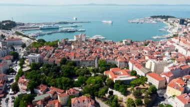 İnsansız hava aracı Hırvatistan 'ın Split kentini Dalmaçya tatil beldesinde vurdu. Asıl ilgi odağı. Diocletian 'ın Split' teki sarayının harabelerinin insansız hava aracı görüntüsü. Yukarıdan saray kompleksi
