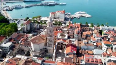 Hırvatistan 'ın Split kentindeki Katolik Katedrali' nin insansız hava aracı görüntüsü. Split Katedrali 'nin insansız hava aracı görüntüleri. Hırvatistan 'daki Saint Dujm Katedrali. İnsansız hava aracı Hırvatistan 'ın Split kentini vurdu. Diocletian 'ın şehirdeki sarayının kalıntıları..