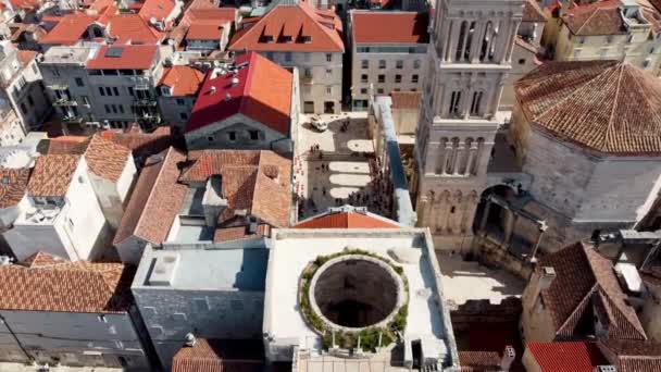 クロアチアのスプリットにあるカトリック大聖堂のドローンビュー スプリット大聖堂のドローン撮影 クロアチアの聖ドゥーム大聖堂 ドローンはクロアチアのスプリット市を撮影しました 街のディオクレティアヌス宮殿の遺跡 — ストック動画